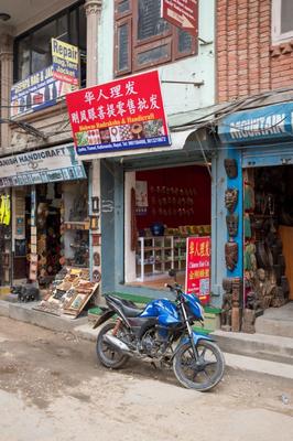 尼泊尔最大的购物区实拍:满大街都是中文招牌,还能用微信支付宝